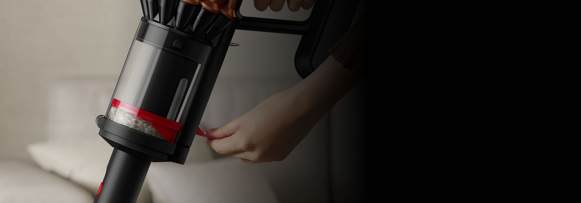 شخصٌ يقوم بضغط الأتربة داخل حاوية مكنسة Dyson V16 Piston Animal.