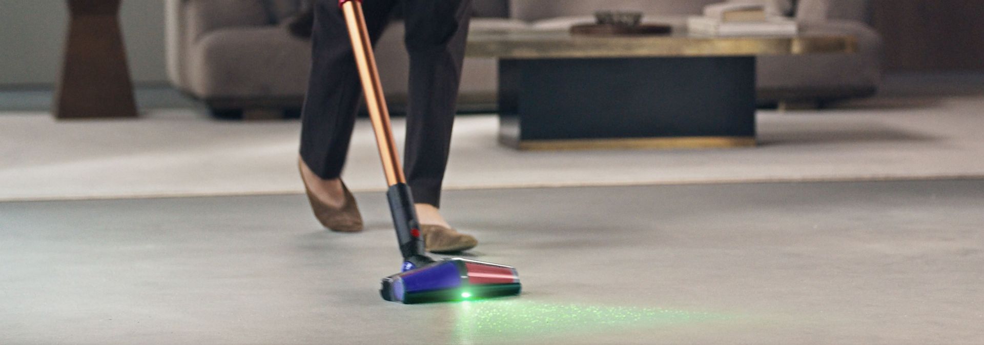 All Floor Cones™ Sense-munnstykket lyser opp skjult støv på harde gulv, med et grønt lys.