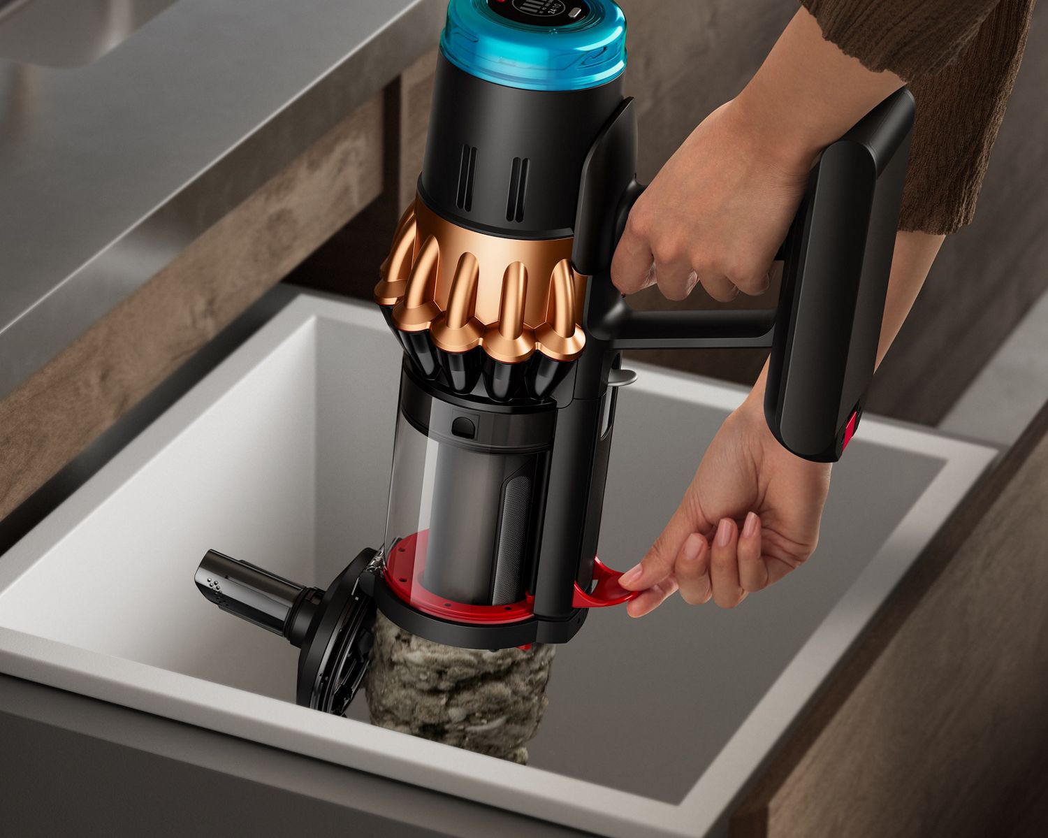 Une personne vidant hygiéniquement la saleté à l'intérieur du collecteur de l'aspirateur Dyson Piston Animal en utilisant le levier sur le côté.