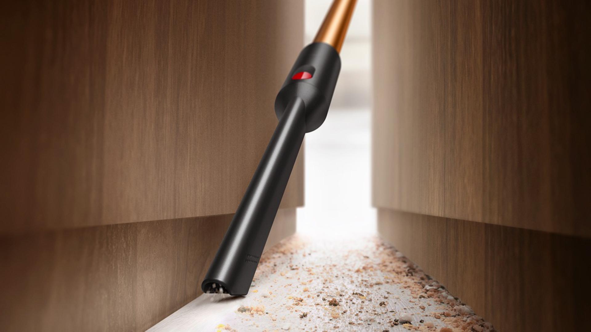 La herramienta para limpieza de rincones y esquinas se utiliza para limpiar en espacios estrechos.