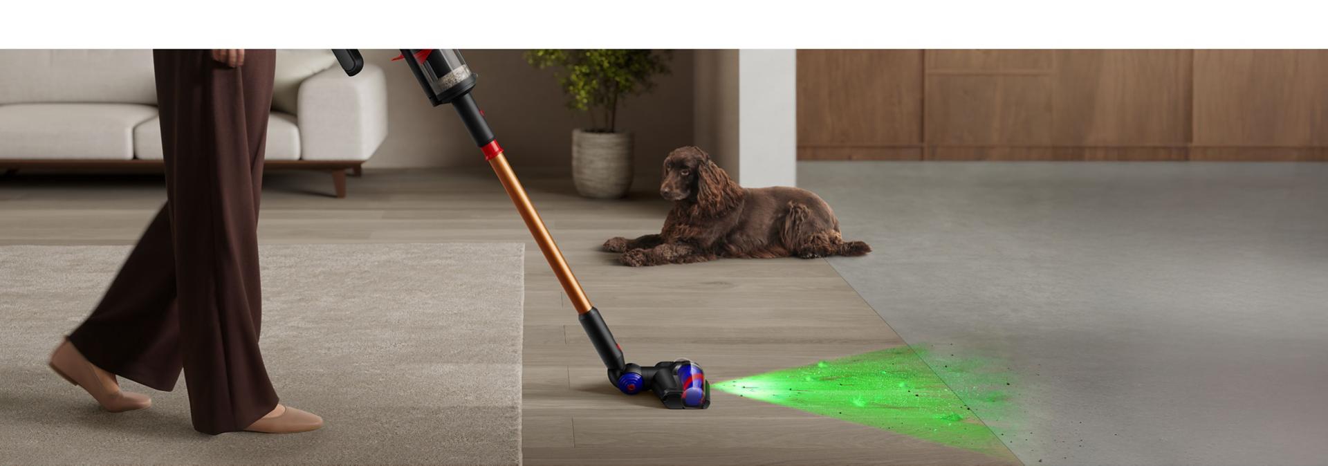 Una persona usando el cabezal de limpieza All Floor Cones Sense con iluminación.