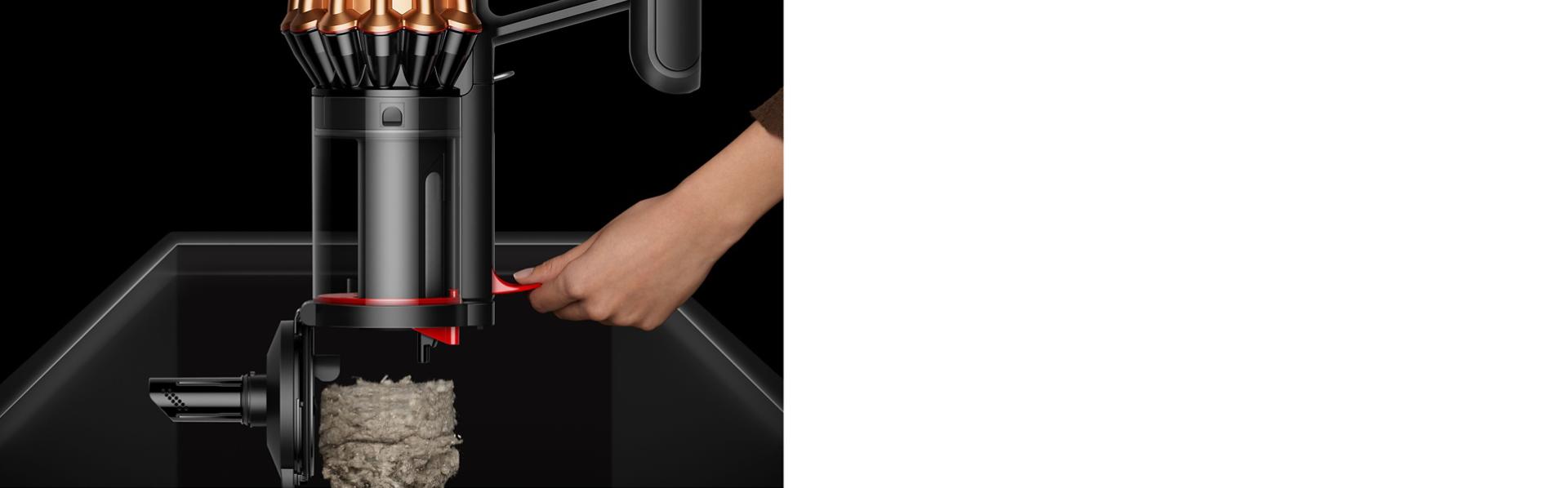 Un primer plano del contenedor de la aspiradora mientras se vacía.