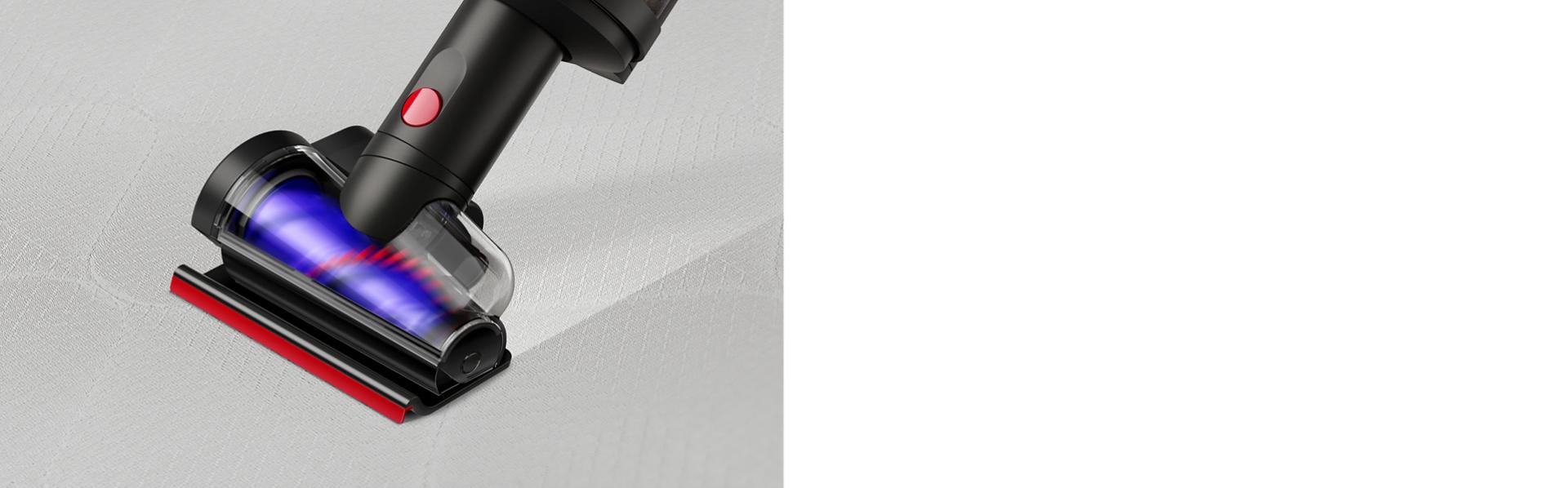 La herramienta para pelo 2.0 se utiliza para limpiar el pelaje de una cama para mascotas.