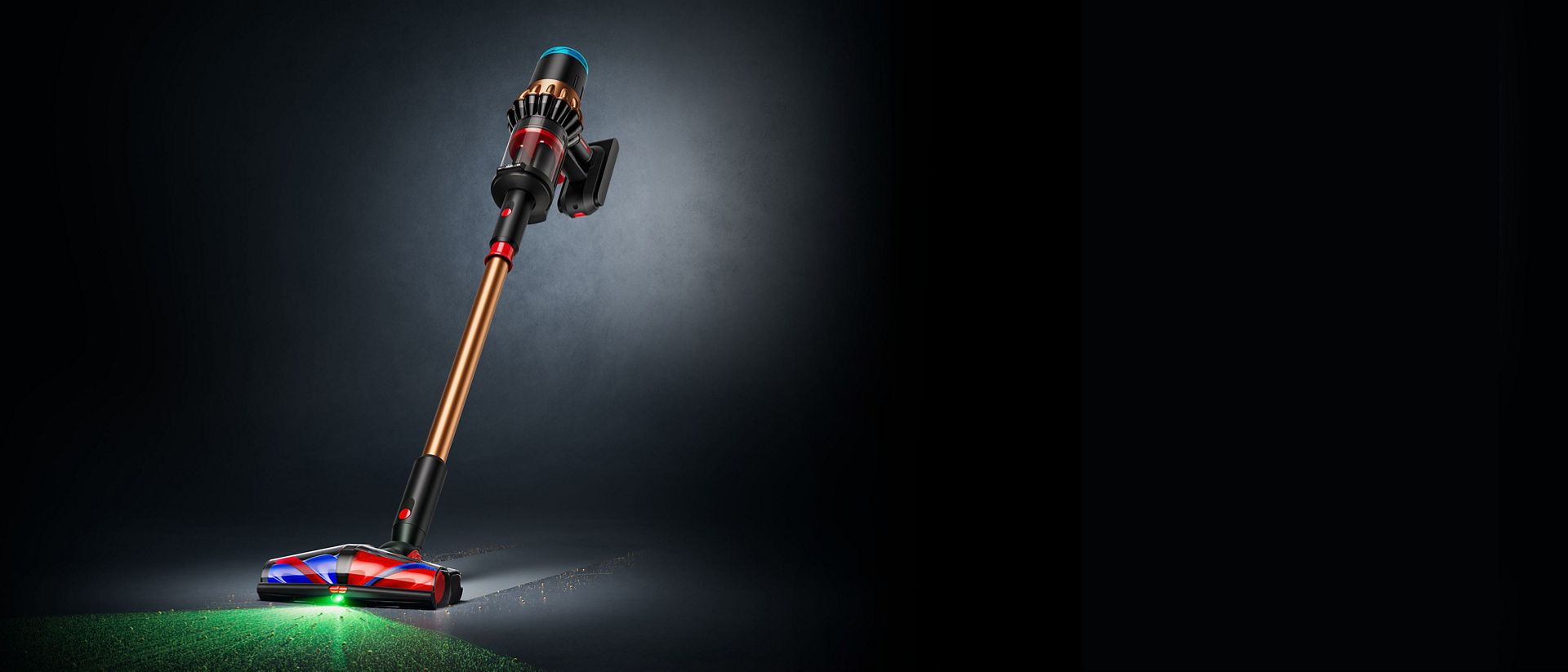 مكنسة Dyson Piston Animal اللاسلكية في وضع مستقيم على خلفية داكنة، تضيء أرضية صلبة.