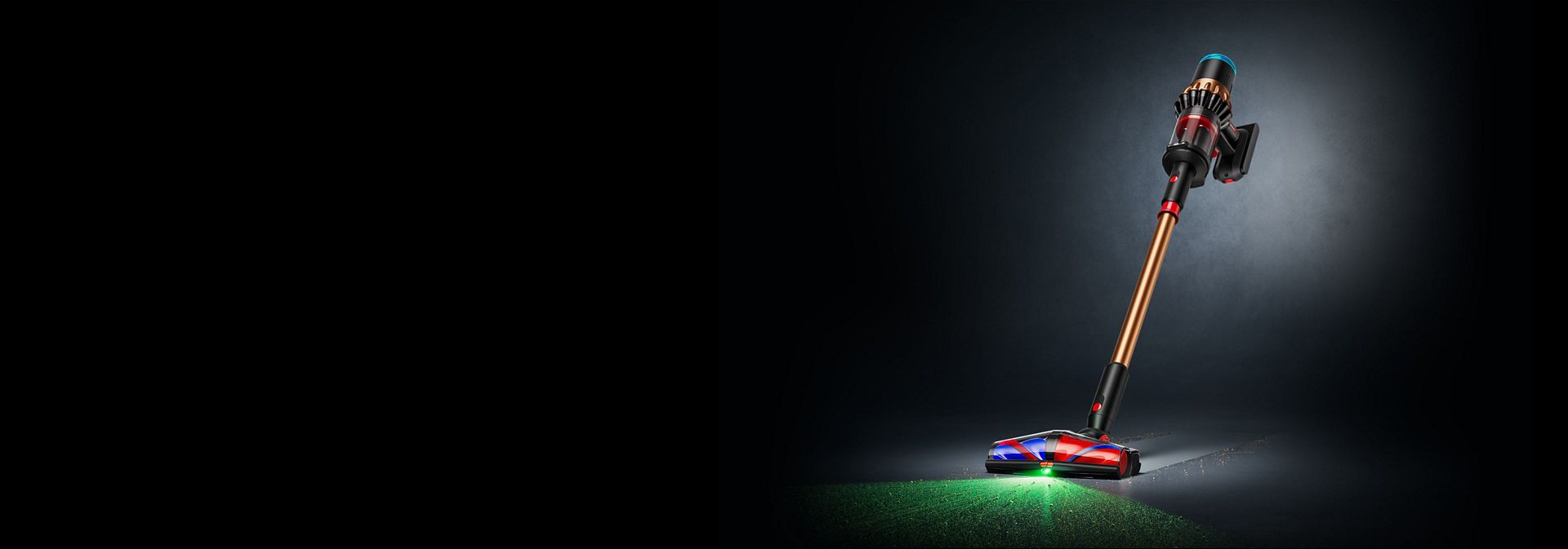 Użytkownik w trakcie używania odkurzacza bezprzewodowego Dyson V16 Piston Animal z przyłączoną elektroszczotką do każdej powierzchni All Floors Cones Sense.