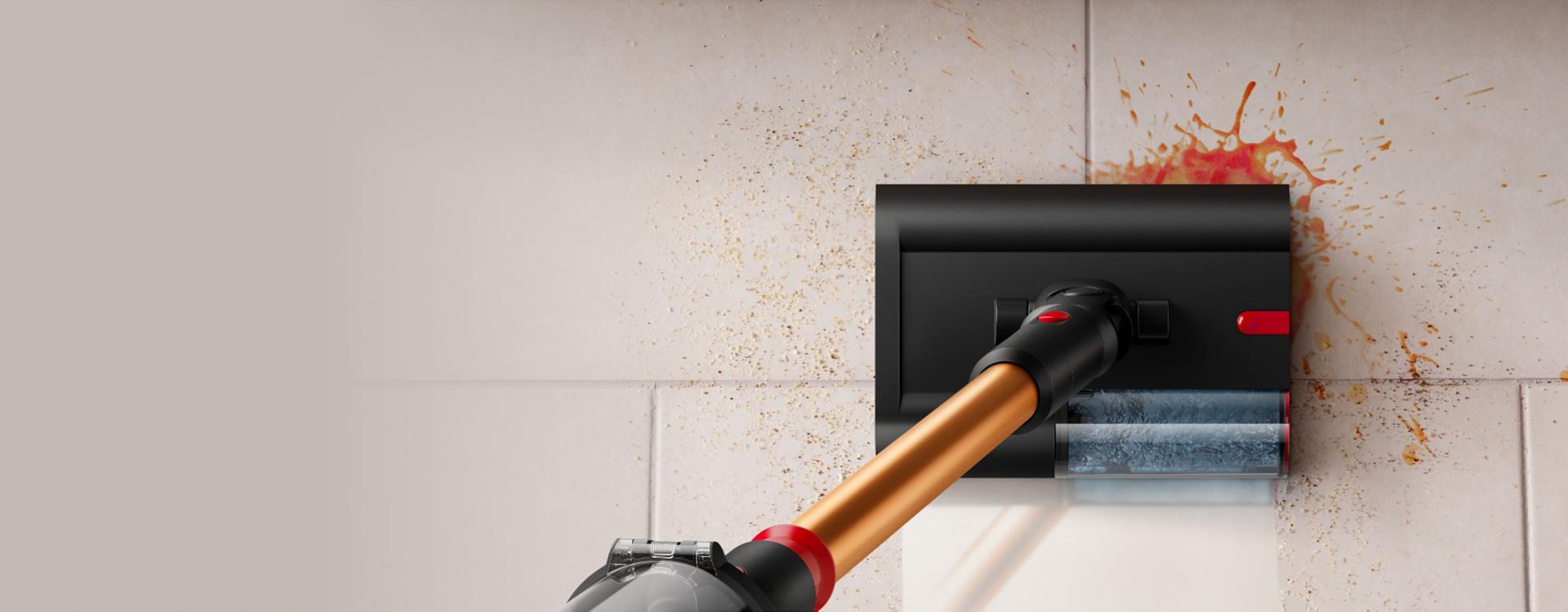 Sert bir zemine dökülmüş sıvıları temizlemek için kullanılan Dyson Submarine 2.0 ıslak temizleme başlığı.