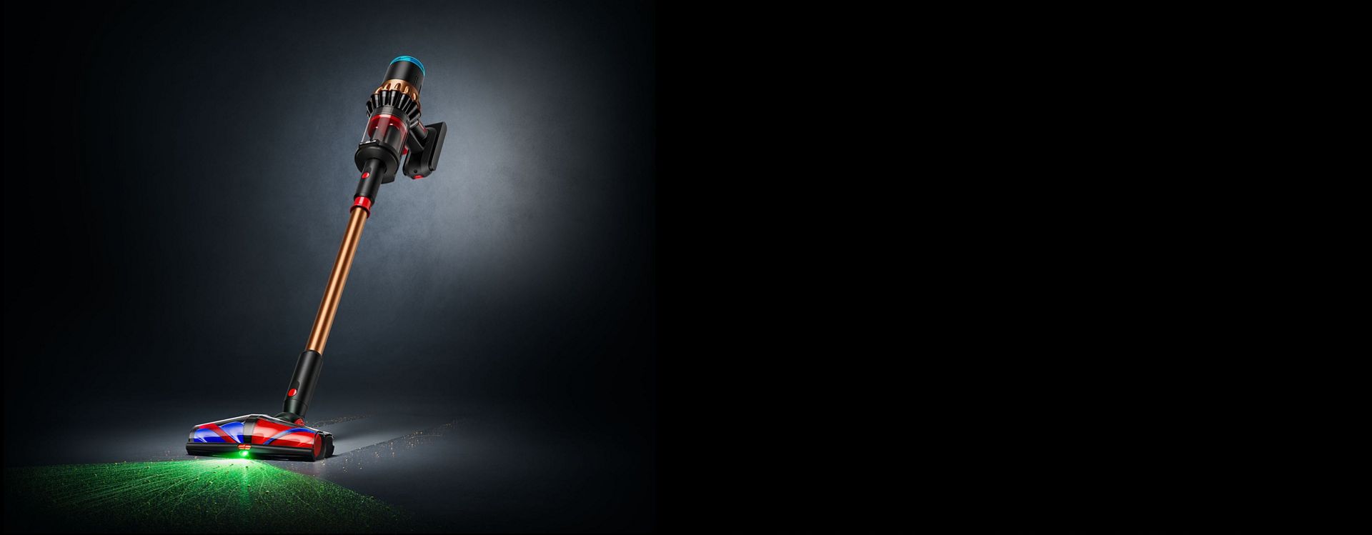 المكنسة اللاسلكية Dyson V16 Piston Animal مع رأس التنظيف All Floor Cones Sense الذي يُسلّط الضوء على الأتربة المخفية.