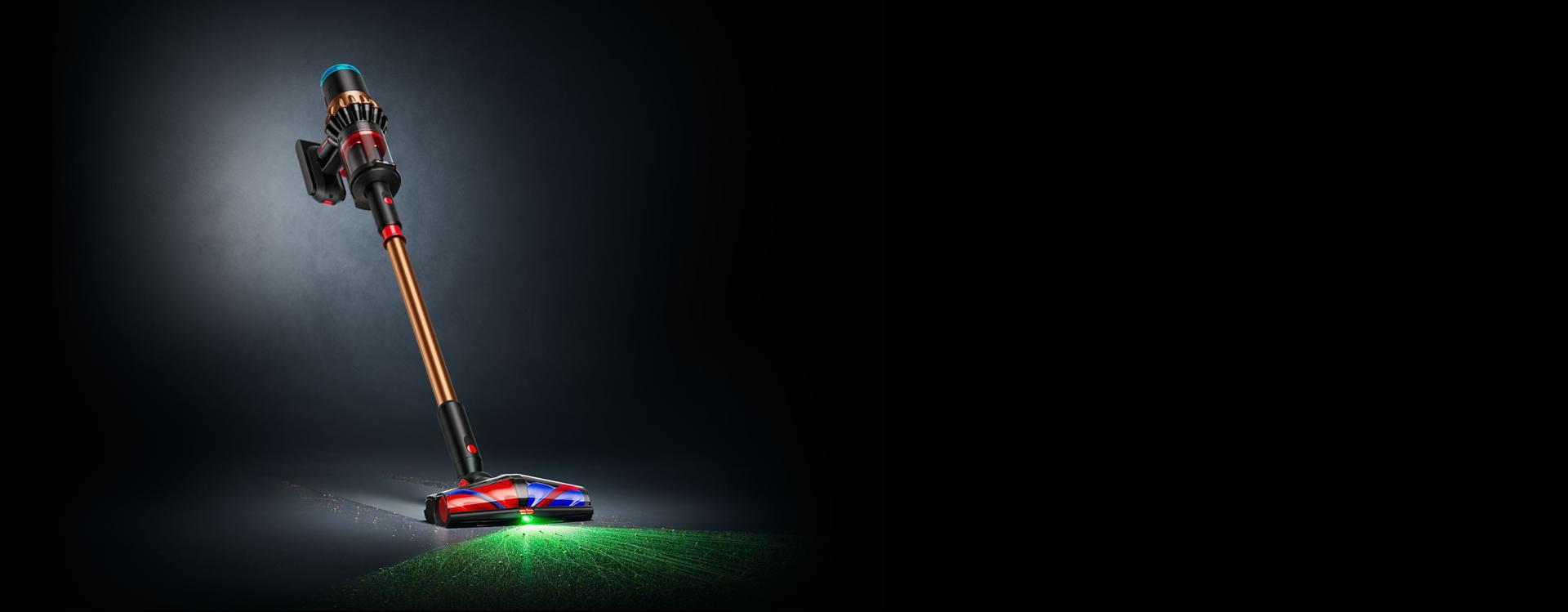 المكنسة اللاسلكية Dyson DS60 Piston Animal مع رأس التنظيف All Floor Cones Sense الذي يُسلّط الضوء على الأتربة المخفية.