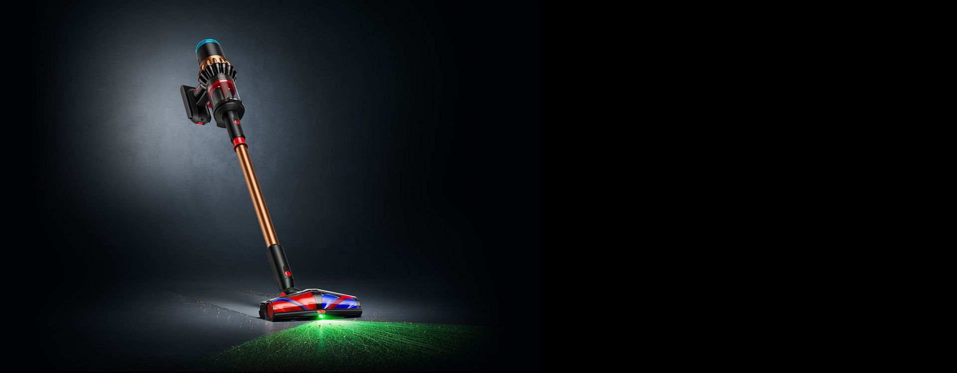 المكنسة اللاسلكية Dyson DS60 Piston Animal مع رأس التنظيف All Floor Cones Sense الذي يُسلّط الضوء على الأتربة المخفية.