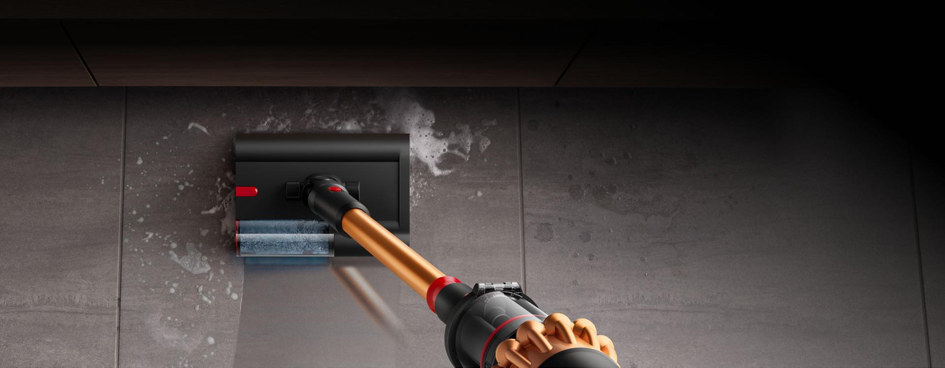 رأس التنظيف الرطب Dyson Piston Submarine 2.0 يقوم بتنظيف الانسكابات.