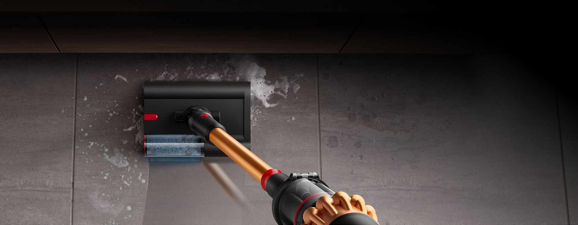 رأس التنظيف الرطب Dyson Piston Submarine 2.0 يقوم بتنظيف الانسكابات.