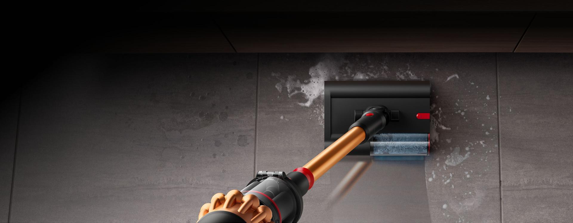 Elektroszczotka Dyson Piston Submarine 2.0 do czyszczenia na mokro w trakcie usuwania rozlanego płynu.