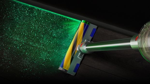ראש הניקוי 'Dyson Fluffy Optic' מאיר אבק שקשה לראות על רצפות קשות.