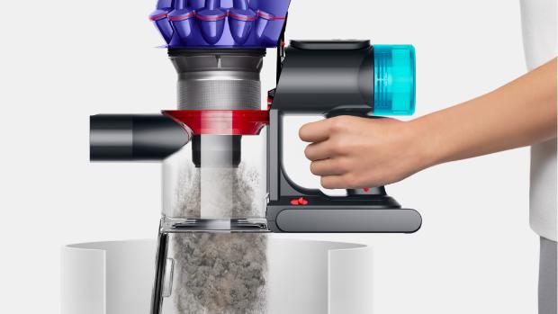 שואב האבק Dyson V10 מרוקן לפח האשפה.