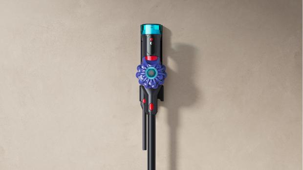 שואב האבק האלחוטי Dyson Cyclone V10 בתחנת העגינה שעל הקיר.