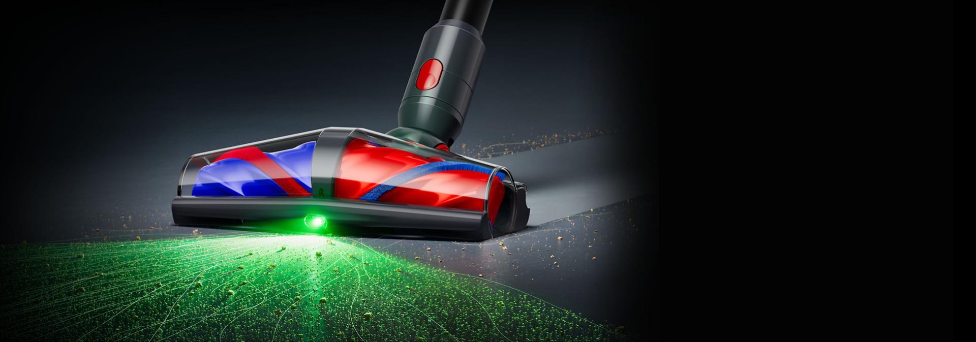 رأس التنظيف Dyson All Floor Cones يضيء الغبار والأوساخ على الأرضيات الصلبة.