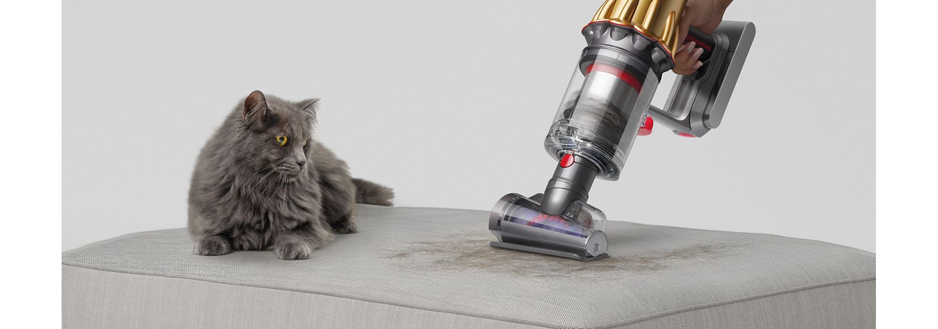 כלי ה-Dyson Hair Screw משמש לניקוי כריות.