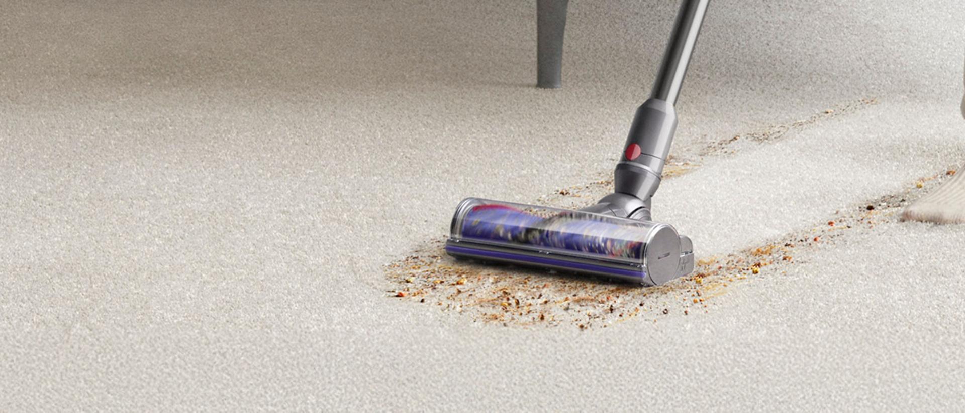 Odkurzacz Dyson V12s Detect Slim Submarine zbiera włosy i zanieczyszczenia z różnych rodzajów podłóg.