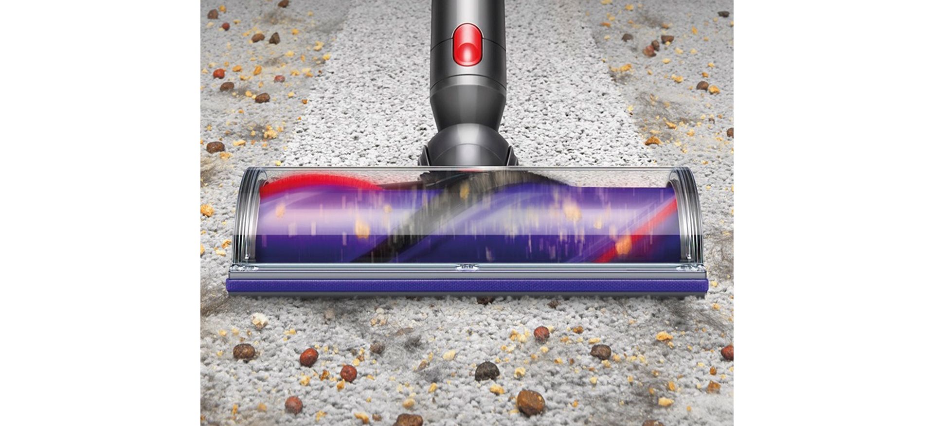 Četka Dyson Digital Motorbar čisti prljavštinu s tepiha.