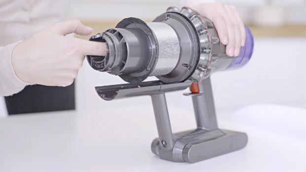 Odkurzacz Dyson V12 jest sprawdzany pod kątem wszelkich zatorów.