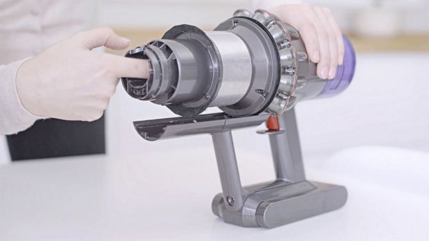 Odkurzacz Dyson V12 jest sprawdzany pod kątem wszelkich zatorów.