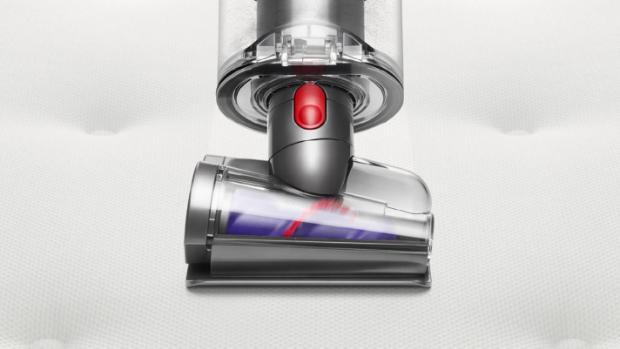 Mini elektroszczotka zapobiegająca plątaniu użyty do czyszczenia materaca.