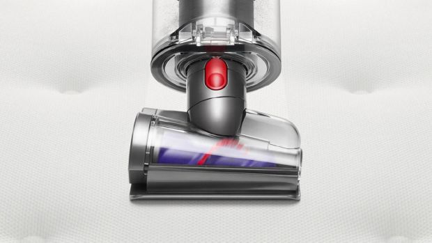 Mini elektroszczotka zapobiegająca plątaniu użyty do czyszczenia materaca.