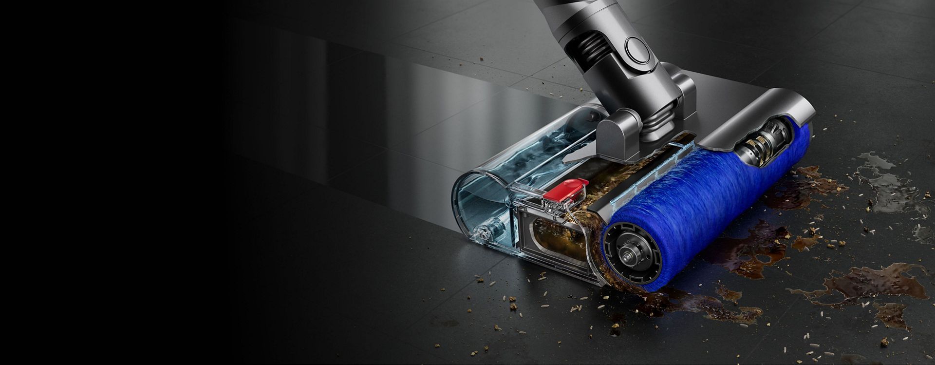 Zbliżenie na przekrój napędzanej silnikiem elektroszczotki do czyszczenia na mokro w trakcie usuwania zanieczyszczeń z przodu i po bokach z kamiennej podłogi, pozostawiająca wysoki połysk.