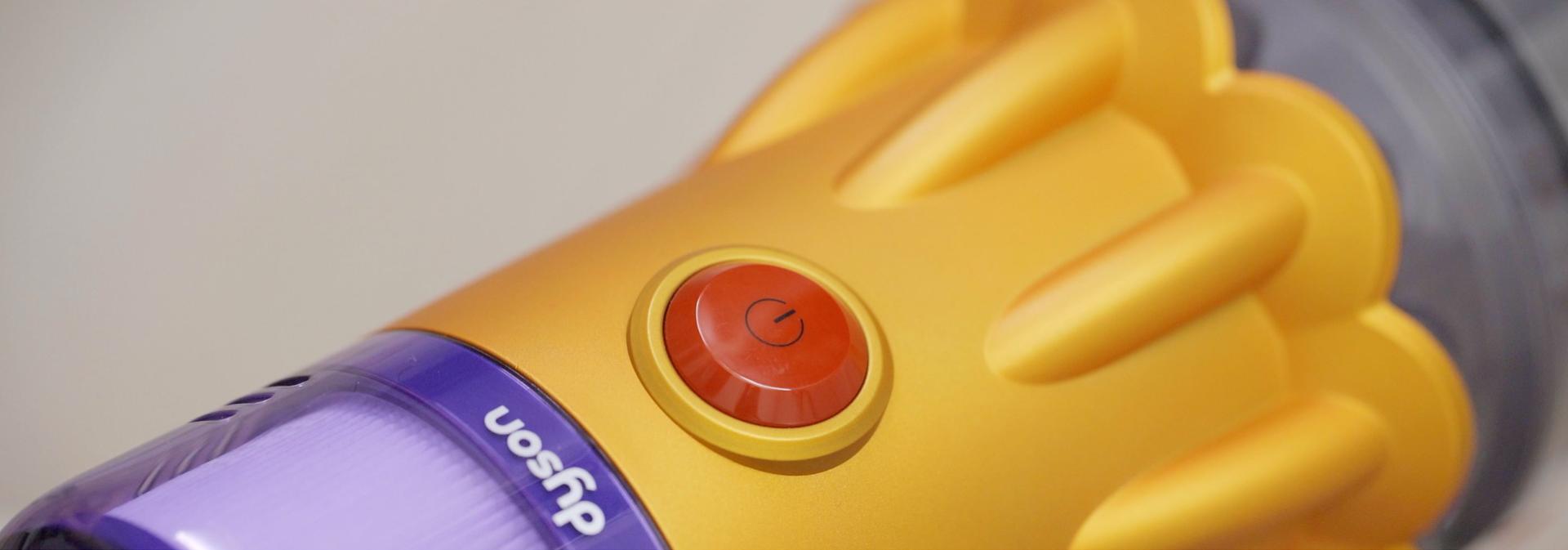 Przycisk zasilania na górze odkurzacza Dyson V12s Detect Slim.