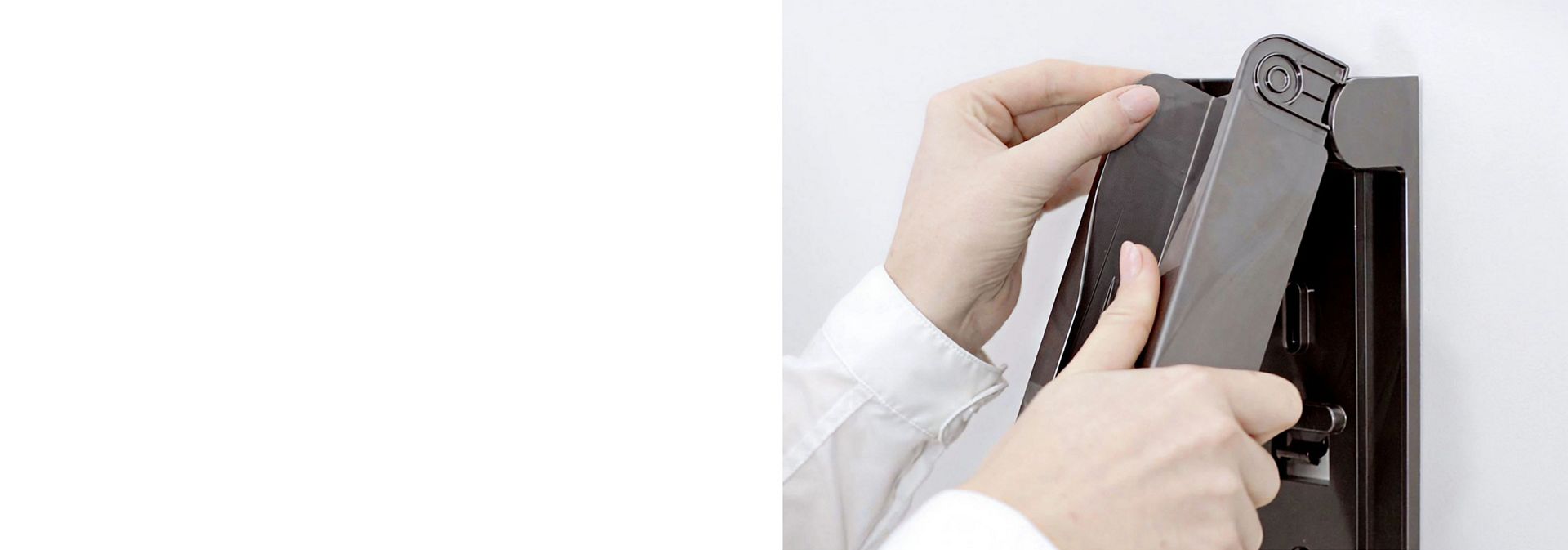 Ścienna stacja dokująca montowana na ścianie w domu.