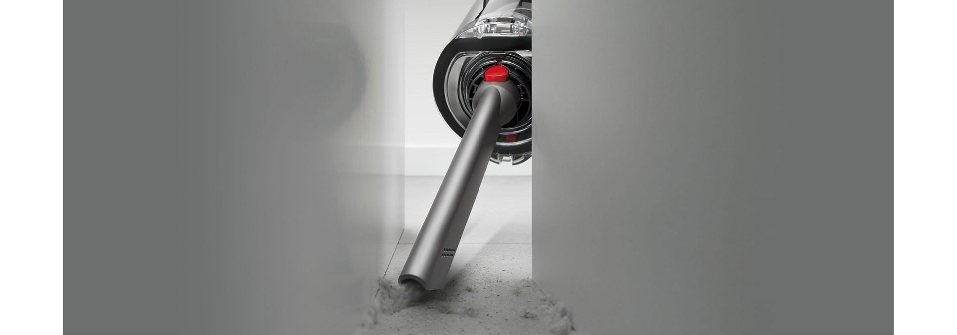 אביזר Dyson לניקוי חללים צרים משמש לניקוי בין רהיטים.