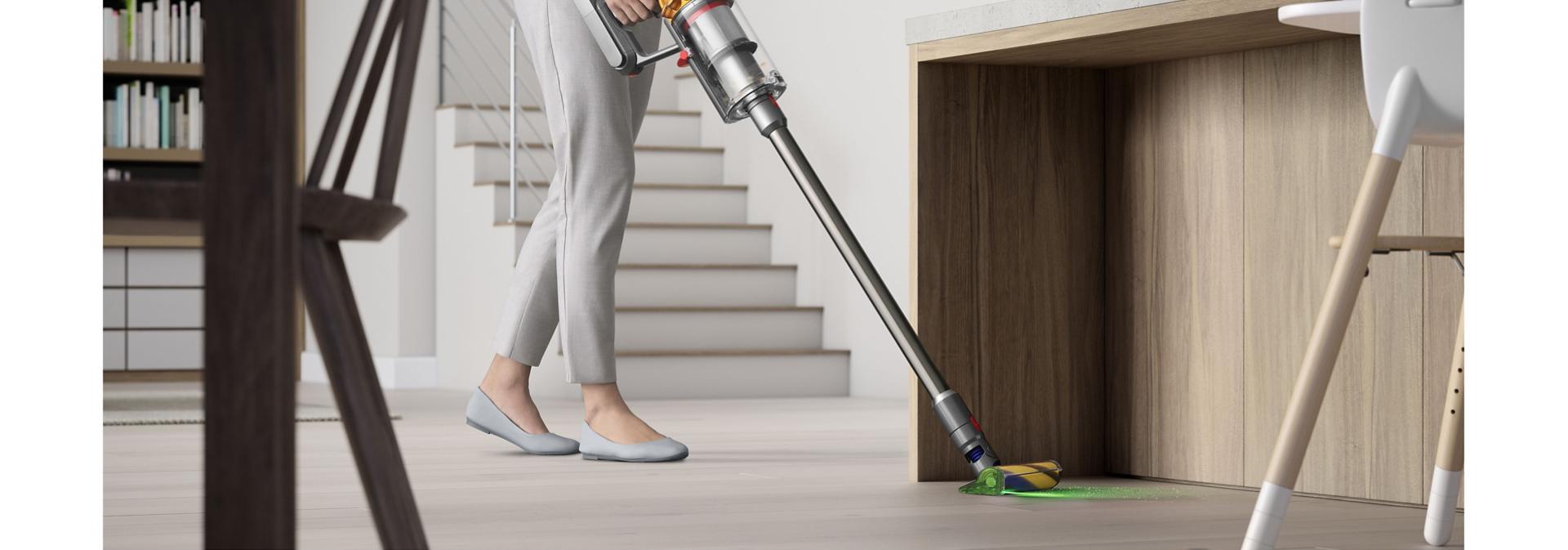 Vysávač Dyson V15 Detect sa používa s podlahovou hubicou Fluffy Optic na čistenie tvrdých podláh.