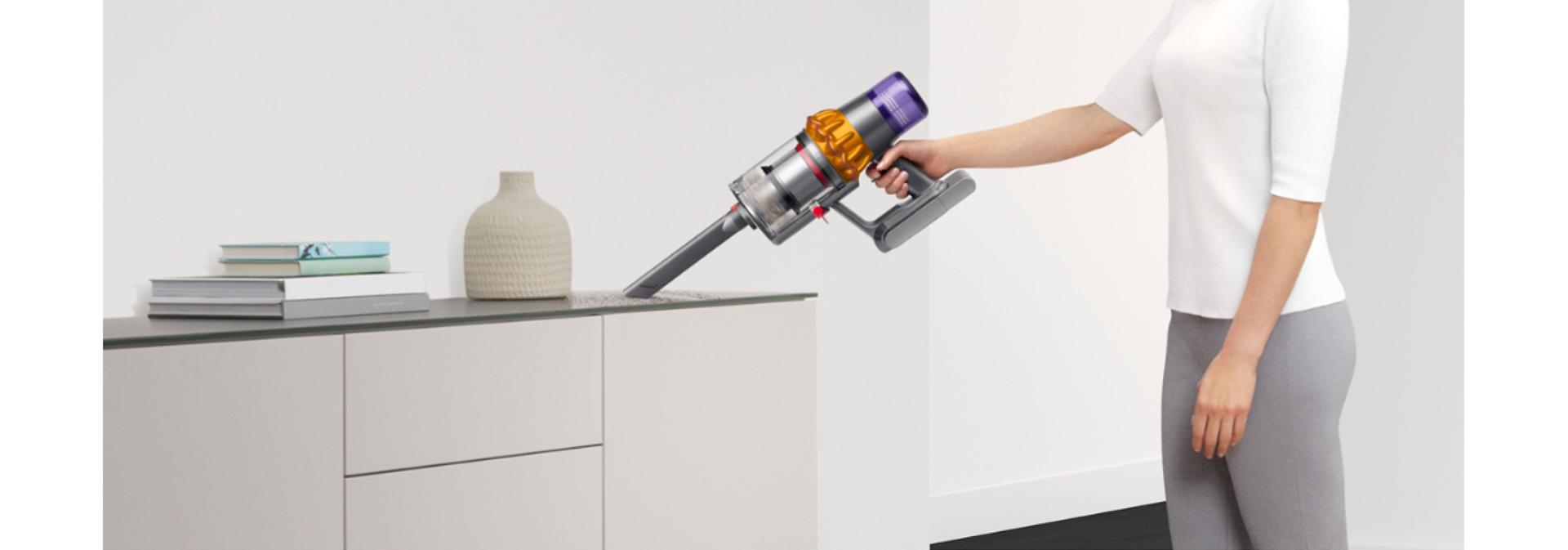 Vysávač Dyson V15 Detect sa používa v ručnom režime na čistenie pracovného povrchu.