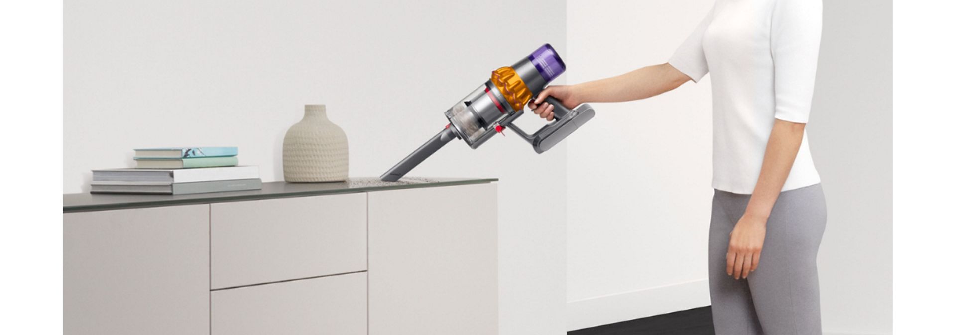 Vysávač Dyson V15 Detect sa používa v ručnom režime na čistenie pracovného povrchu.