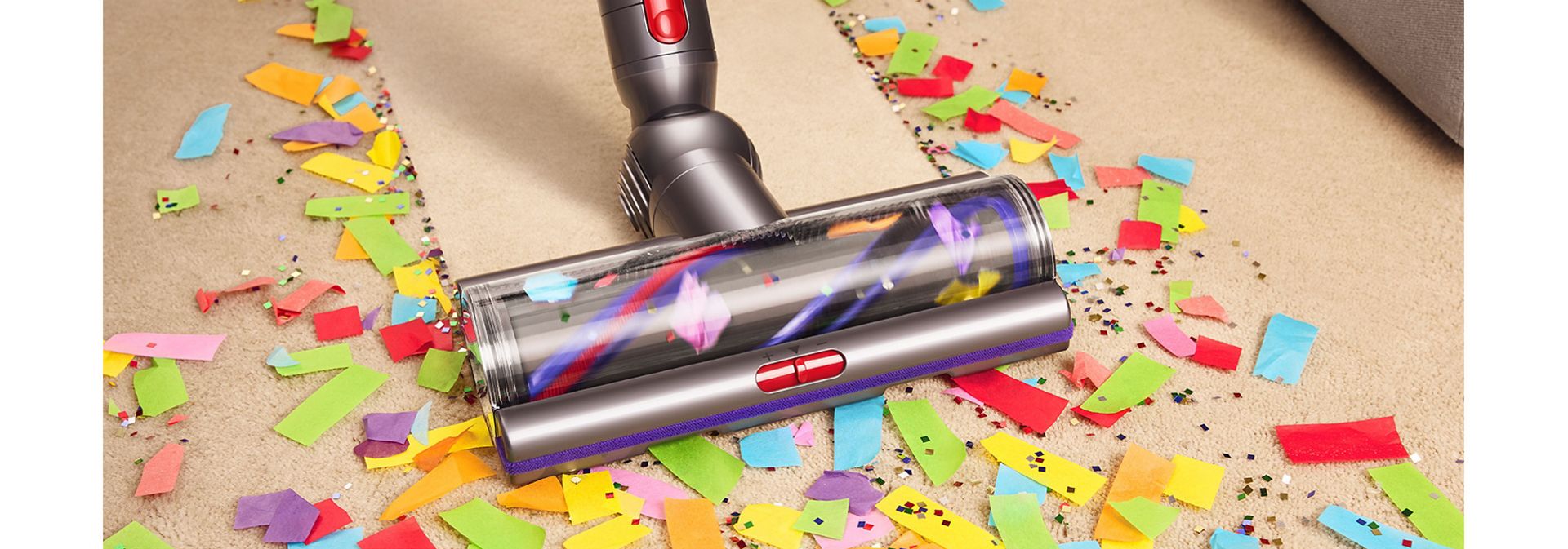 Usisavač Dyson V15 Detect koristi se s četkom Digital Motorbar za čišćenje prljavštine s tepiha.