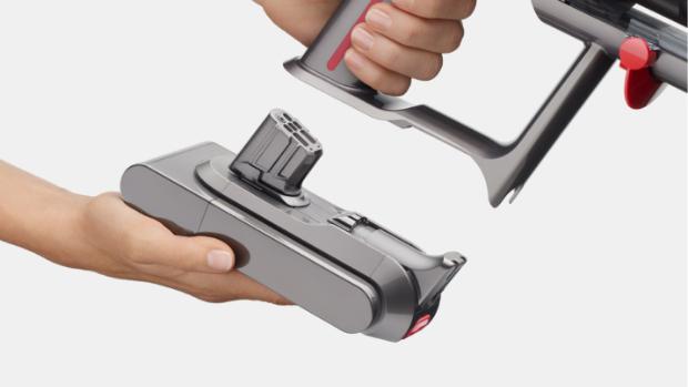 Batéria sa vymieňa v bezkáblovom vysávači Dyson.