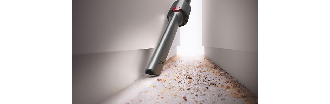 La rinconera Dyson se utiliza para aspirar entre los muebles.