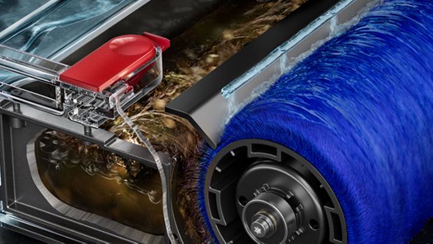 Detailný záber na valček na podlahovej hubici Dyson Submarine na mokré vysávanie.