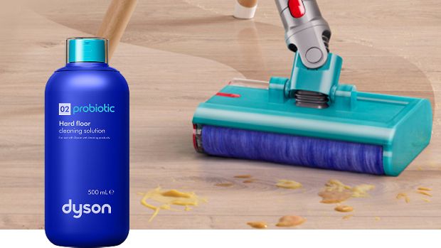 Čistiaci roztok Dyson 02 Probiotic vedľa podlahovej hubice Submarine na mokré vysávanie.