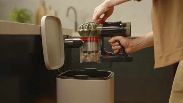 Dyson V8 Cyclone elektrikli süpürgenin tozu çöp kutusuna boşaltılıyor.