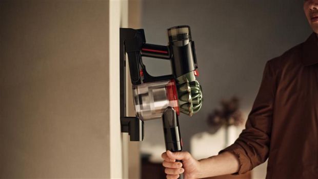 Duvara monte şarj istasyonundan çıkarılan Dyson V8 Cyclone elektrikli süpürge.