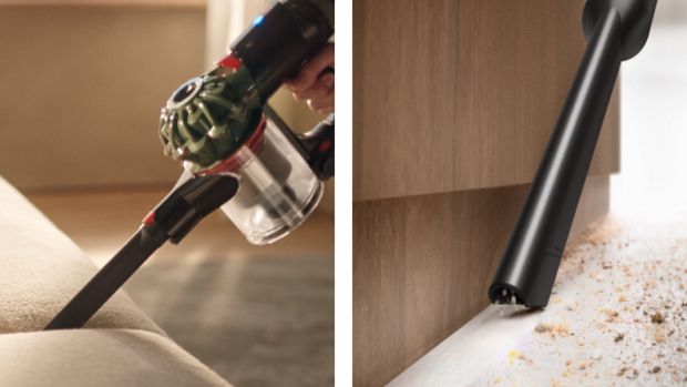 Dyson V8 Cyclone elektrikli süpürge, dar alanları temizlemek için aralık başlığıyla birlikte kullanılır.
