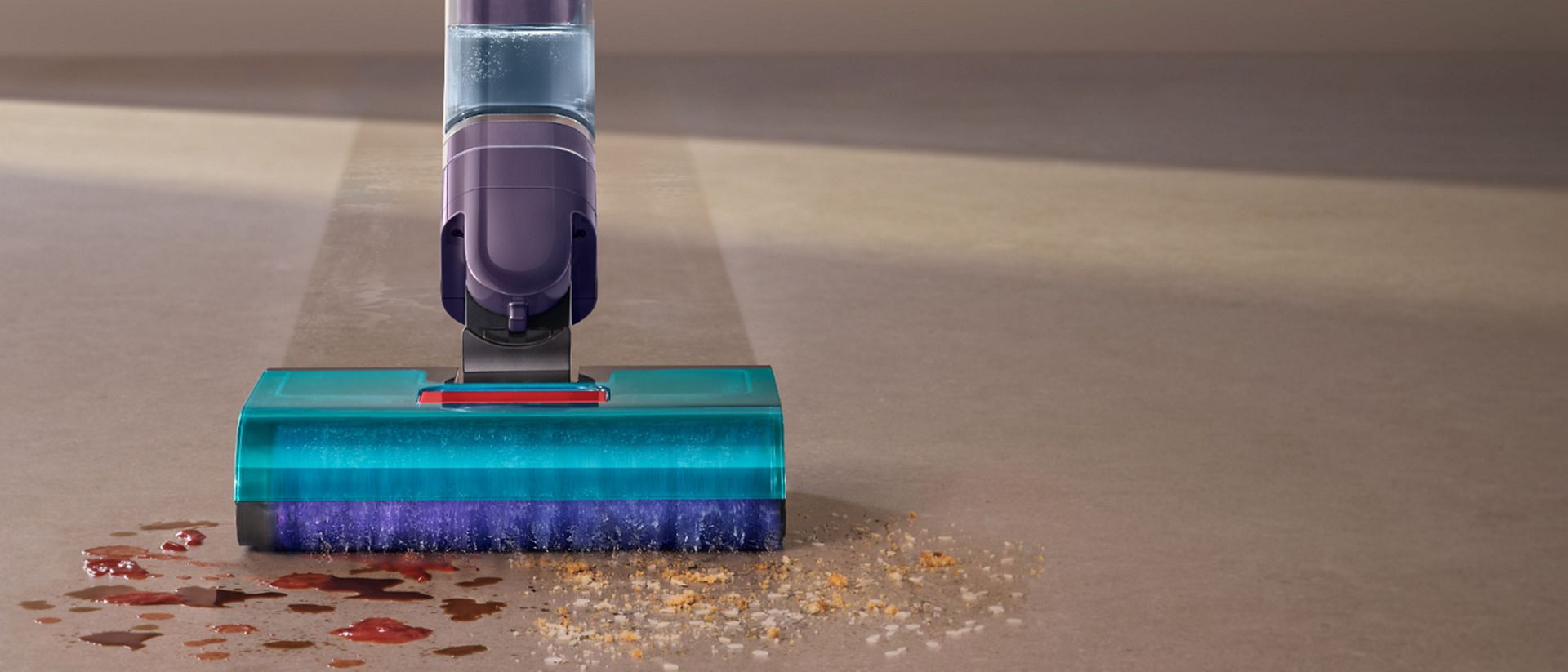 يُنظِّف جهاز تنظيف الأرضيات الصلبة Dyson Clean+Wash Hygiene المخلفات الجافة والانسكابات من الأرضيات الصلبة.