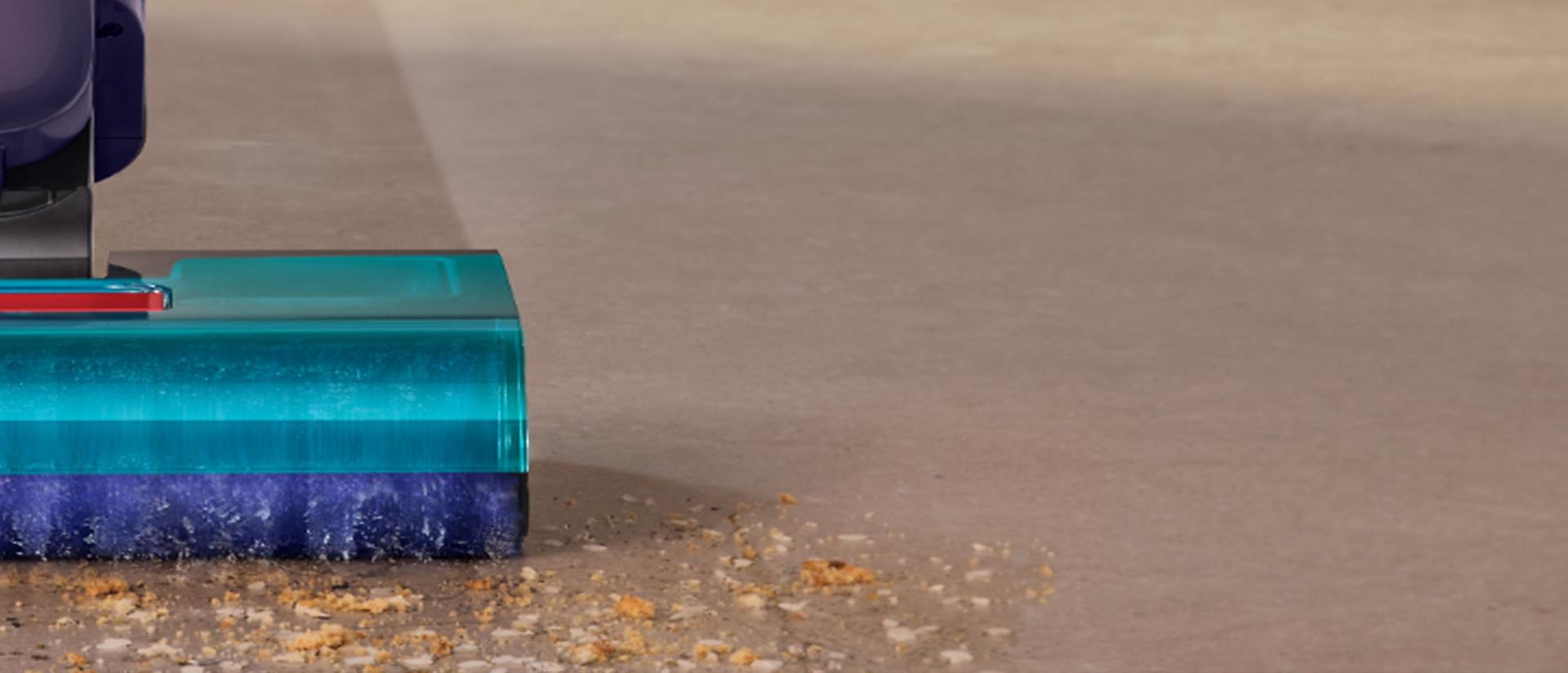 جهاز تنظيف الأرضيات الصلبة Dyson Clean+Wash Hygiene يغسل الانسكابات الرطبة من الأرضية.