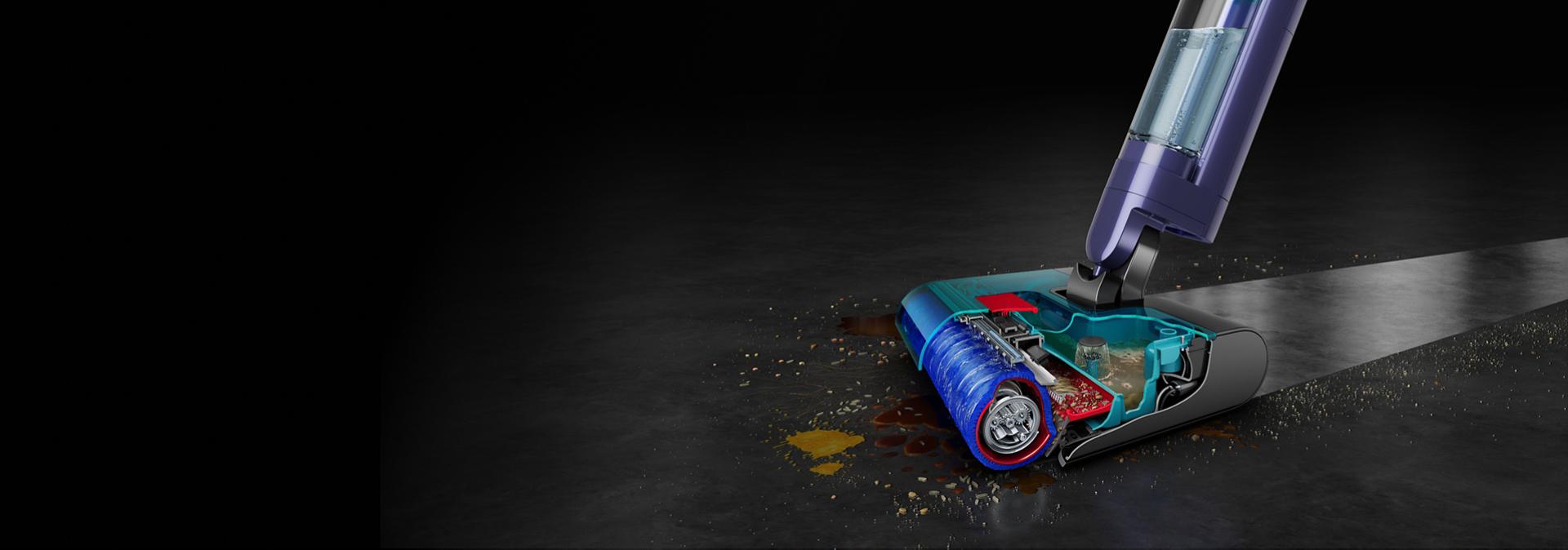 Wysokoobrotowy mop elektryczny Dyson Clean+Wash Hygiene w trakcie usuwania plam i rozlanych płynów z płytek ceramicznych.