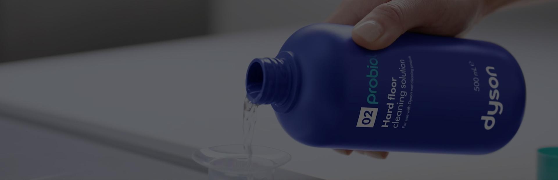 Probiotyczny płyn do czyszczenia twardych podłóg Dyson 02 Probiotic w trakcie przelewania do miarki.