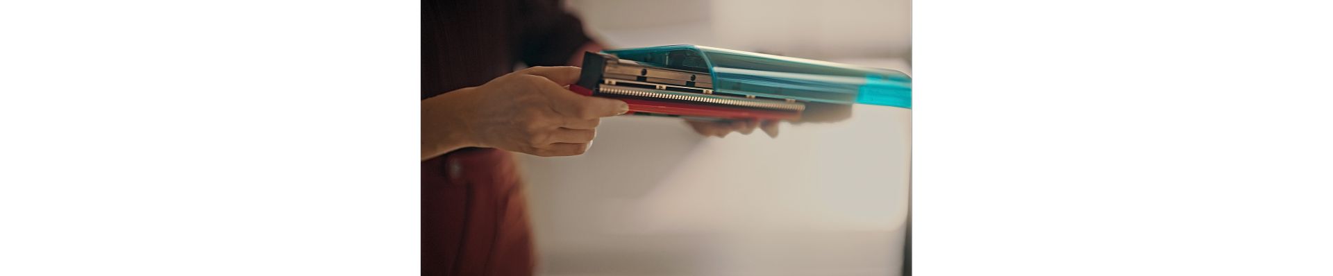 Baki kotoran dilepas dari sistem pembuangan.