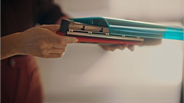 Zásobník na nečistoty vyjmutý ze systému odpadu.