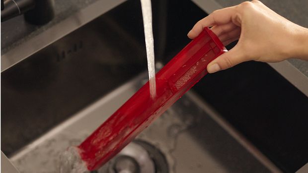 Zásobník na nečistoty se oplachuje pod tekoucí vodou.