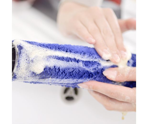 Rotační kartáč se omývá vodou se saponátem.